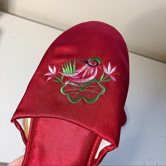 ✧・゚vtn red house slippers - Picture 2 of 4
